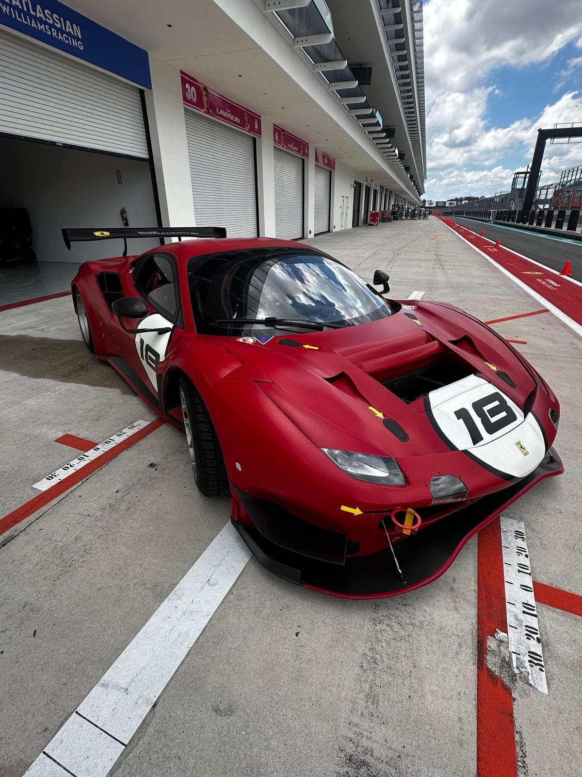 Vettura curata nei minimi dettagli nella pit lane