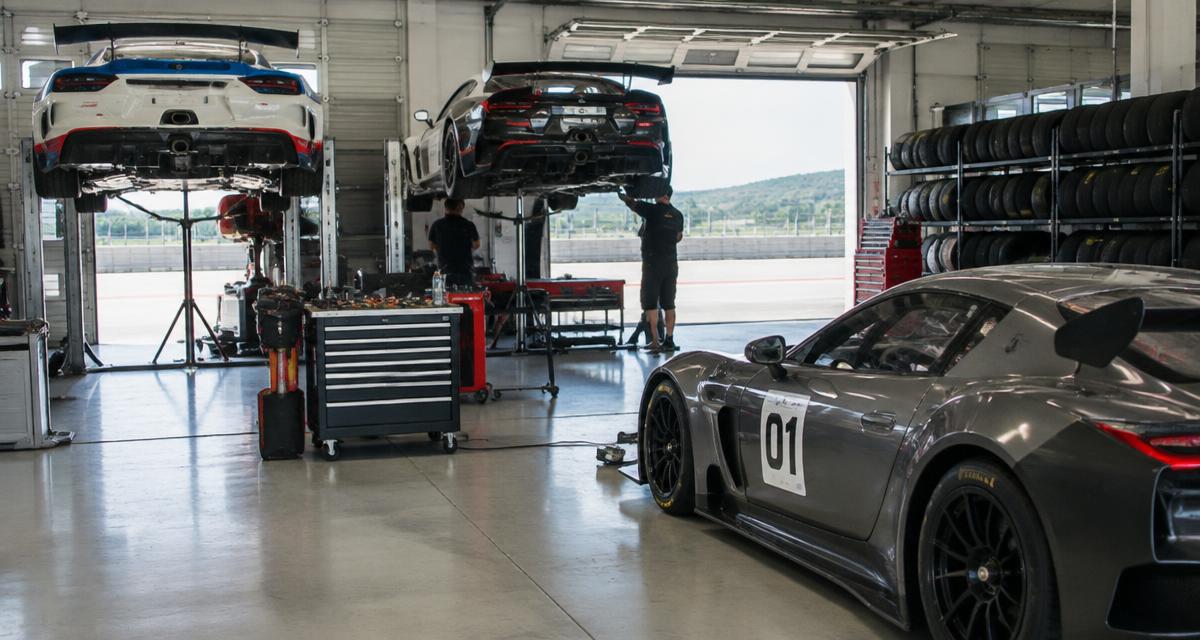 Officina motorsport a Varese con auto da corsa in officina e meccanici al lavoro